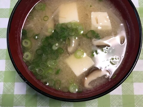 もやしと豆腐と椎茸の味噌汁